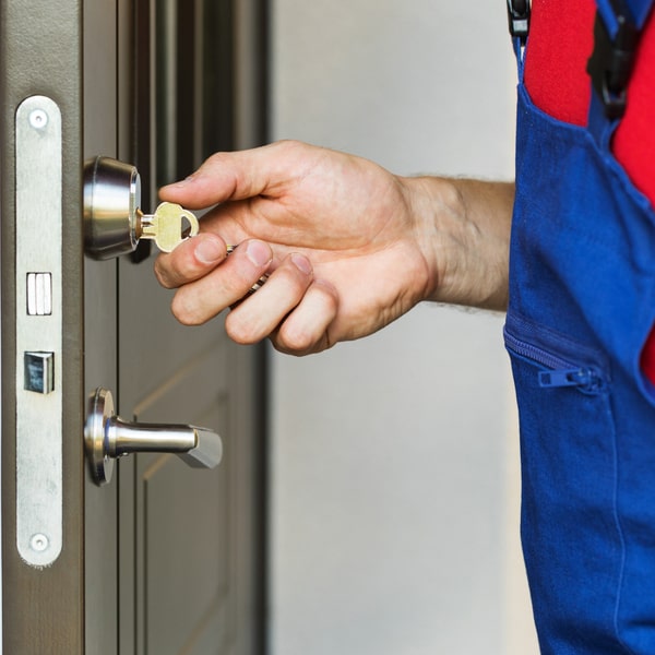 la cerrajería residencial ofrece servicios de mantenimiento preventivo para asegurar el correcto funcionamiento de tus cerraduras